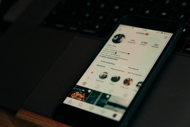 Réseaux sociaux préférés des community managers en 2026 : LinkedIn et Instagram au coude-à-coude